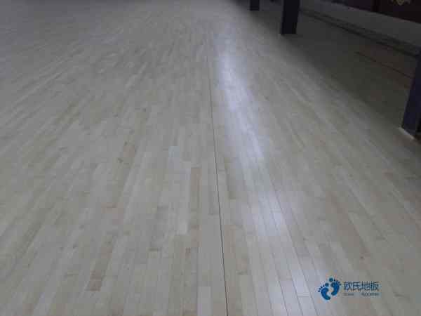 國標(biāo)運(yùn)動型木地板施工隊(duì)1