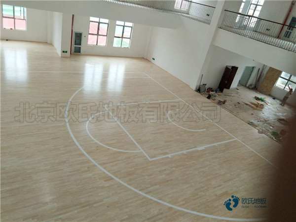 學(xué)?；@球運(yùn)動地板施工步驟1